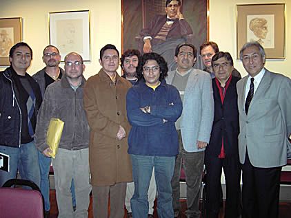 Grupo de diez participantes bajo la mirada del amauta: Miguel Ildefonso, Jos� Donayre, Santiago Risso, Frido Mart�n, Poalo de Lima, Gabriel Rimachi, Domingo Mart�nez, Chuck Walker, Alberto Mosquera y Edgar Montiel