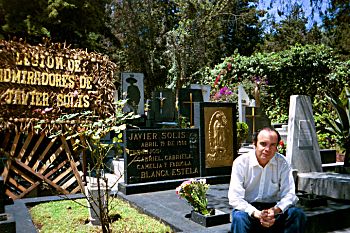 Foto del cronista en la tumba de Javier Sol&iacute;s